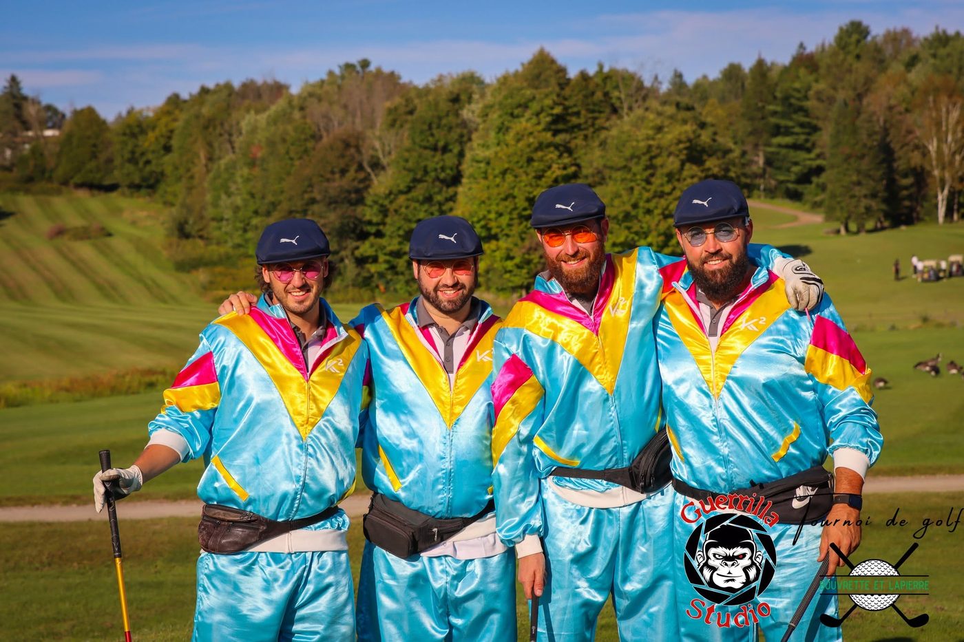 Un quatuor en costumes rétro assortis, casquettes plates et lunettes rondes